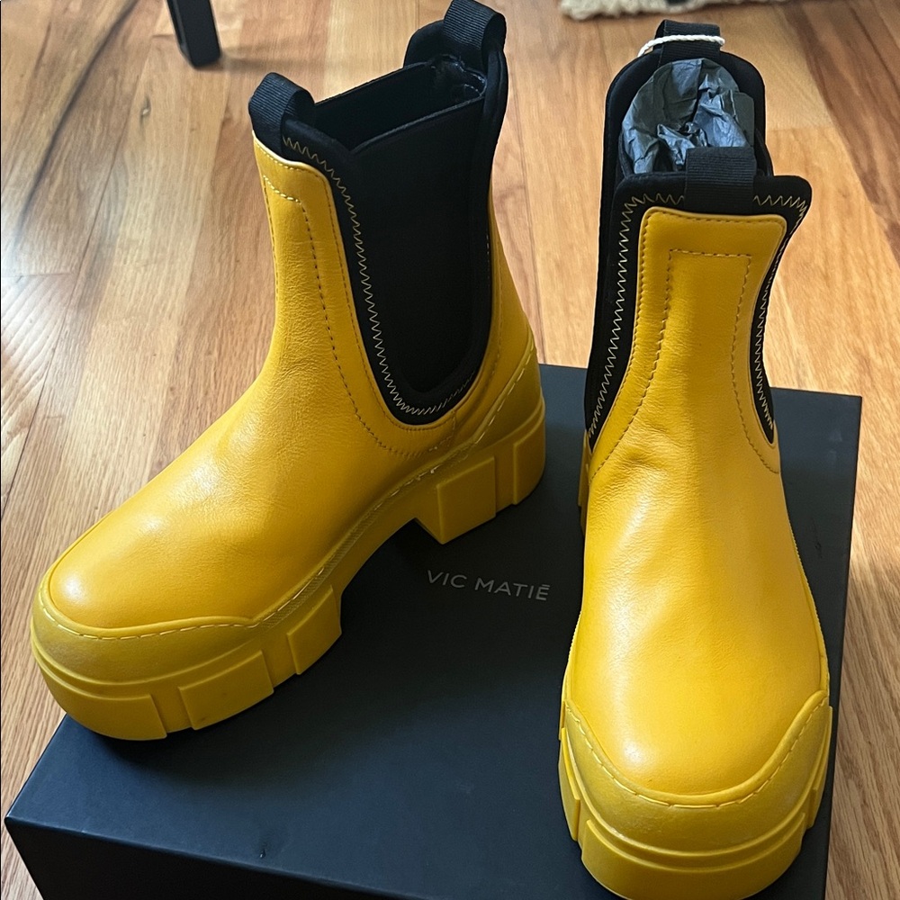 Vic Matie Vibrant Yellow Ankle Boots NEW size 6